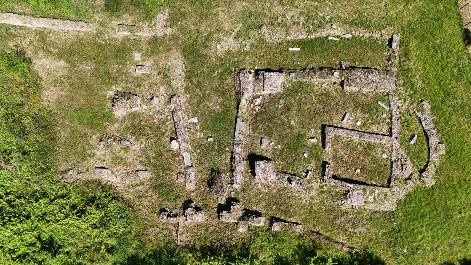 Gjurmë arkeologjike të një qyteti antik